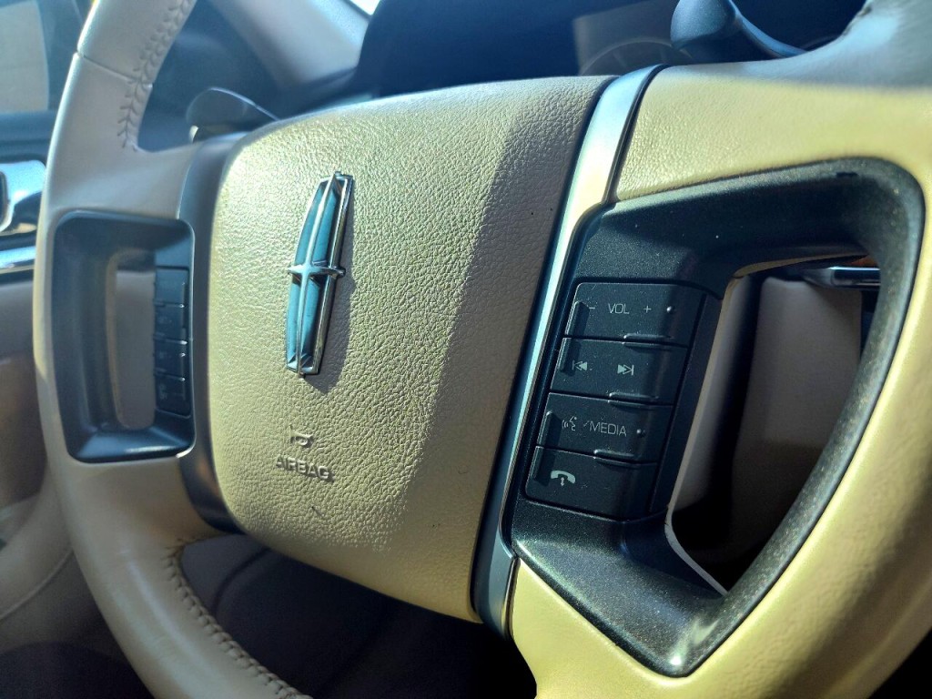 2011 Lincoln MKS Image 20