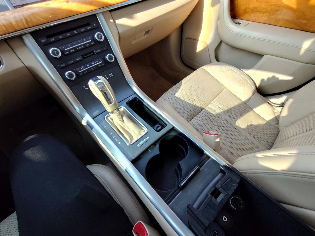 2011 Lincoln MKS Image 21