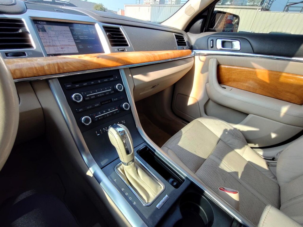 2011 Lincoln MKS Image 22