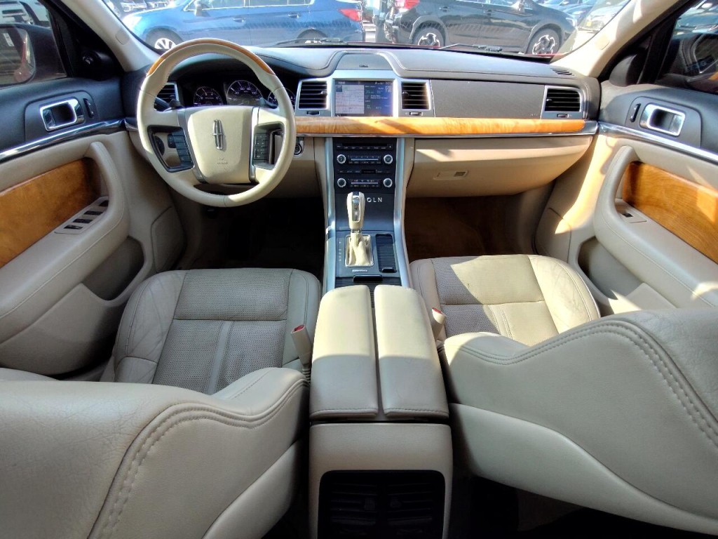 2011 Lincoln MKS Image 28