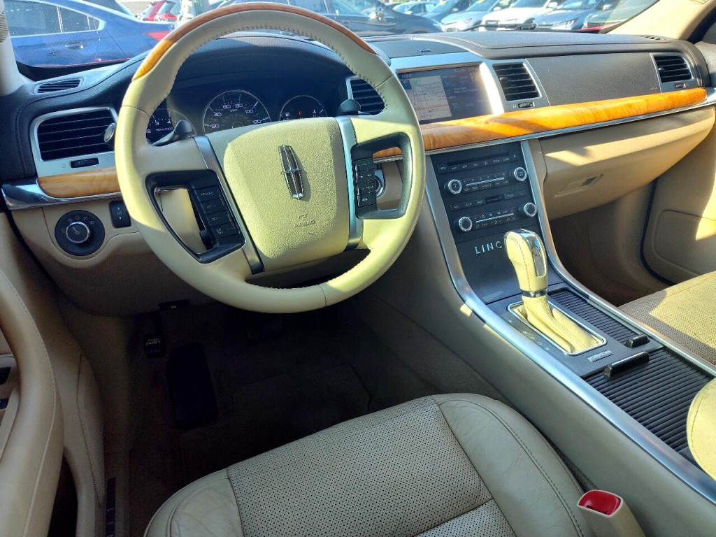 2011 Lincoln MKS Image 30