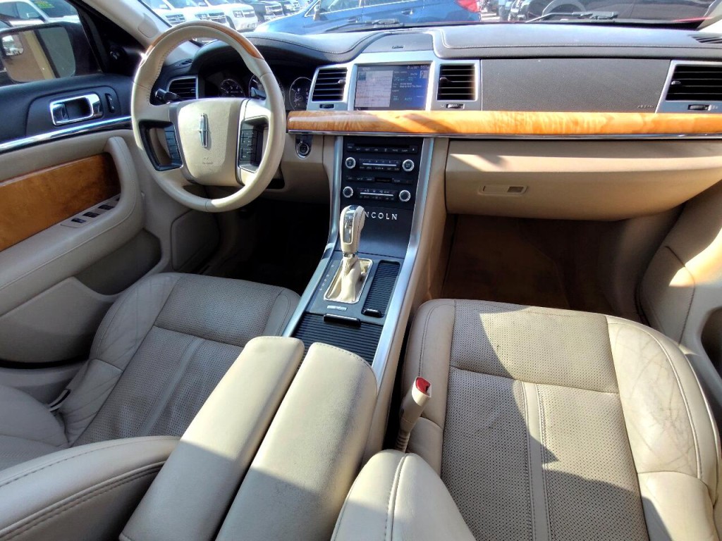 2011 Lincoln MKS Image 31