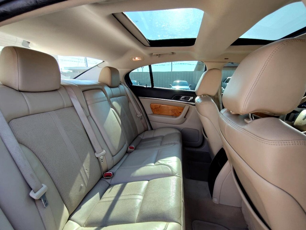 2011 Lincoln MKS Image 36