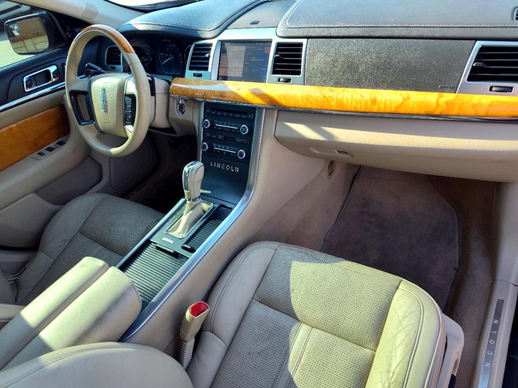 2011 Lincoln MKS Image 38