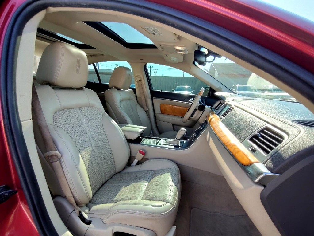 2011 Lincoln MKS Image 39