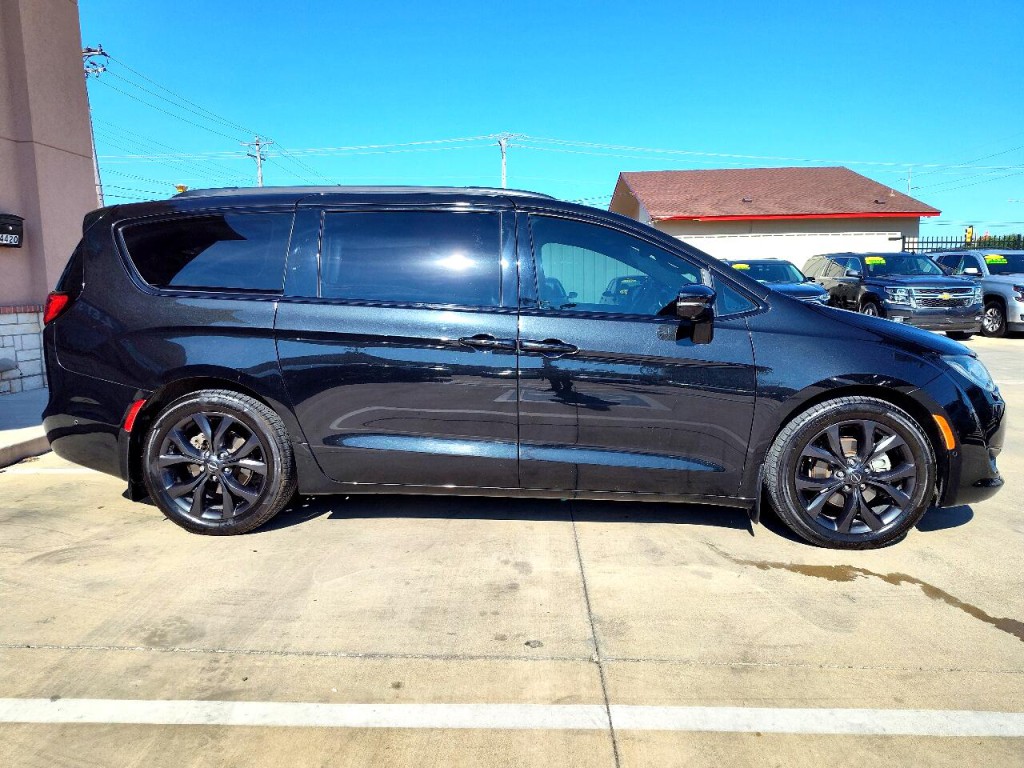 2018 Chrysler Pacifica Image 4