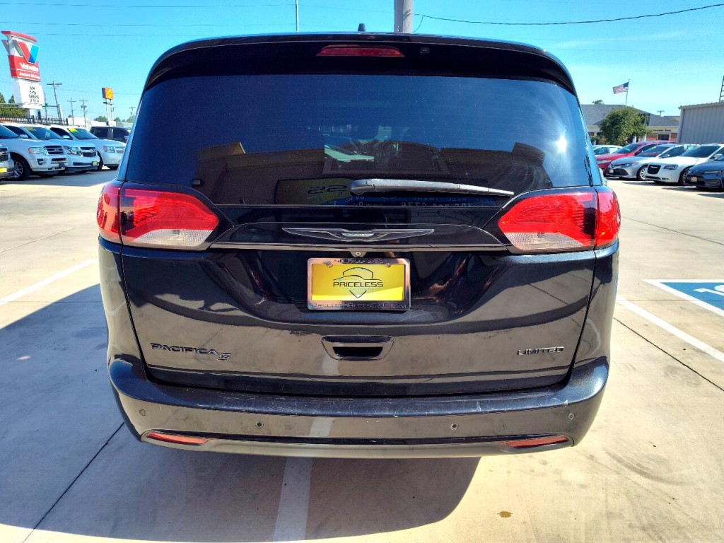 2018 Chrysler Pacifica Image 6