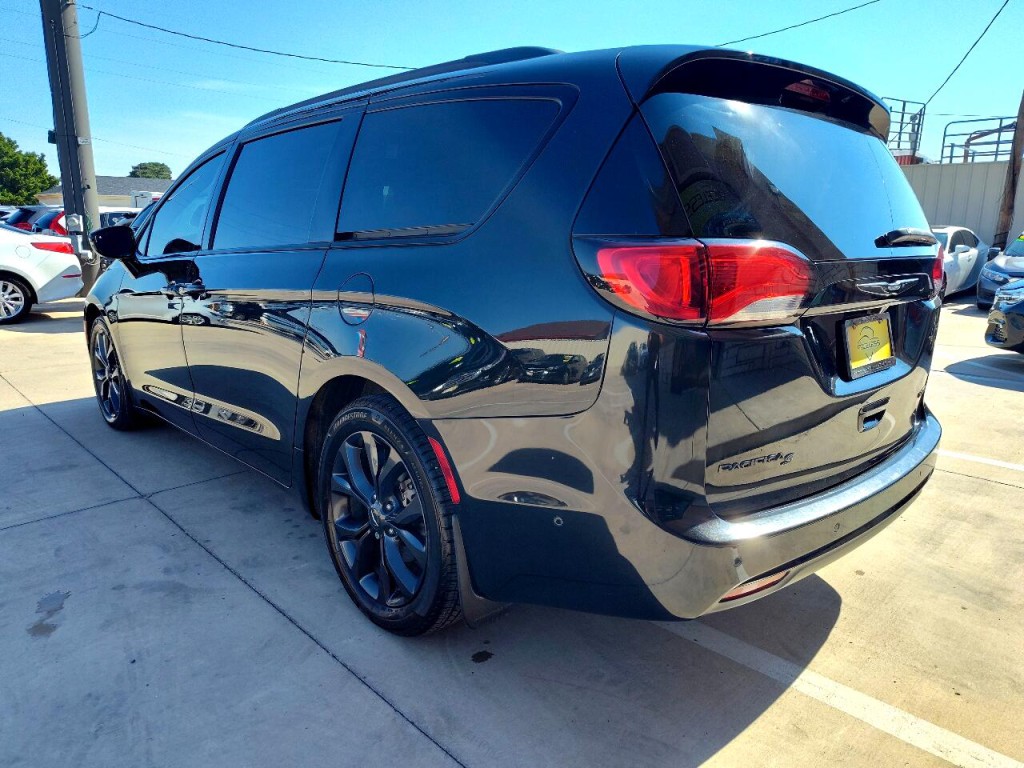 2018 Chrysler Pacifica Image 7