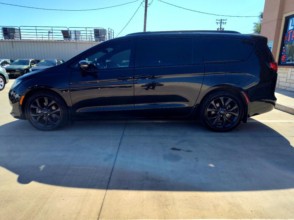 2018 Chrysler Pacifica Image 8
