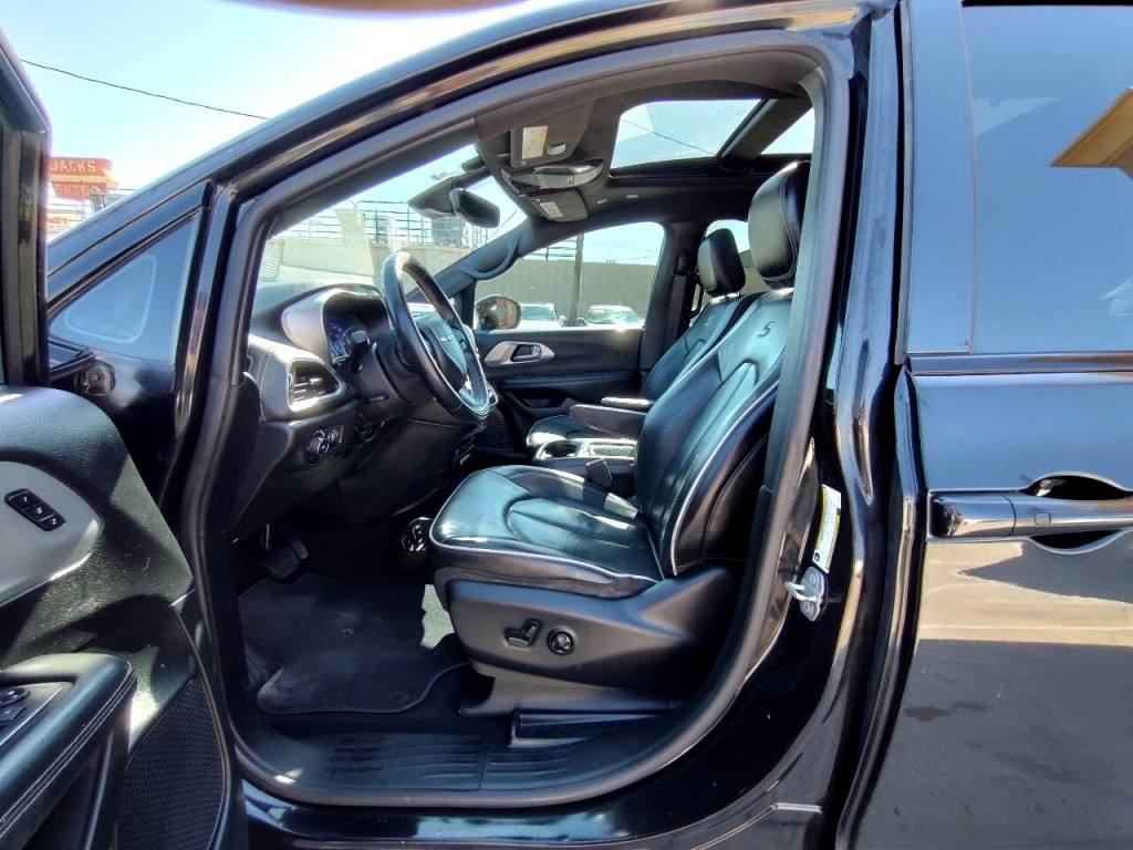 2018 Chrysler Pacifica Image 15