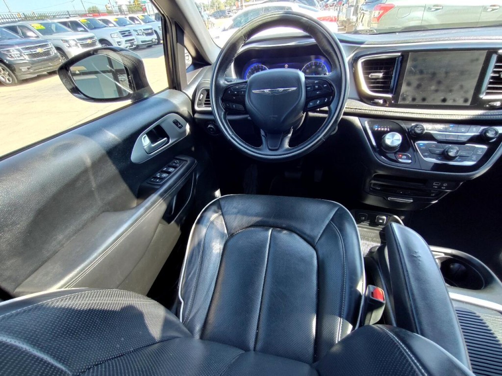 2018 Chrysler Pacifica Image 32