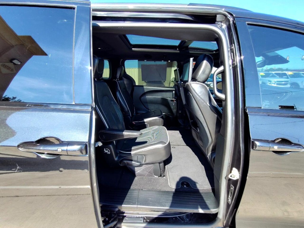 2018 Chrysler Pacifica Image 39