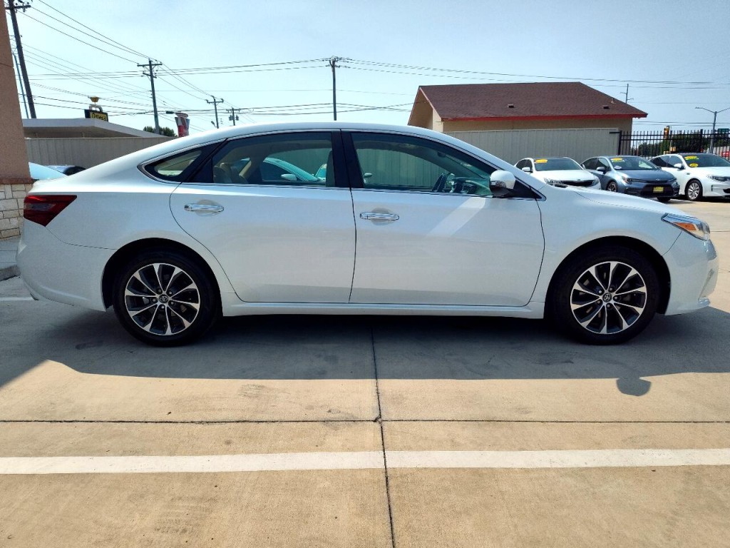 2016 Toyota Avalon Image 3