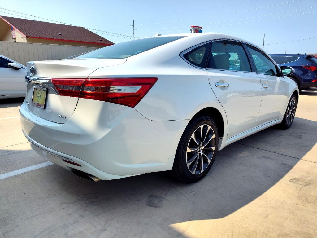 2016 Toyota Avalon Image 4