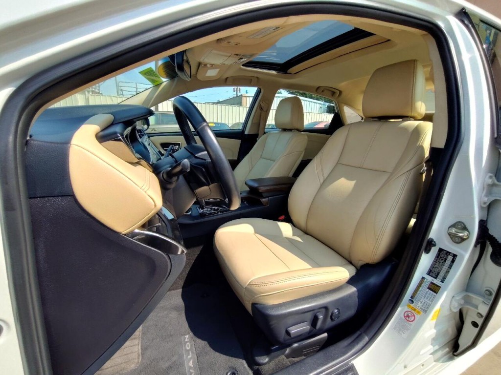 2016 Toyota Avalon Image 13