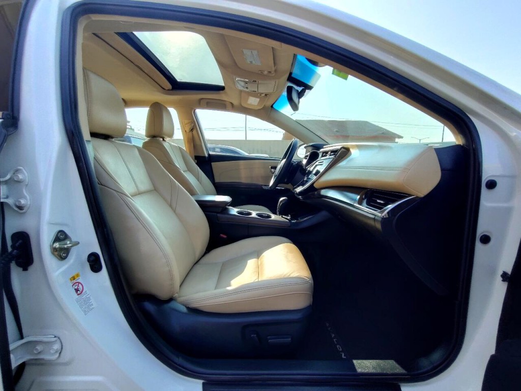 2016 Toyota Avalon Image 36