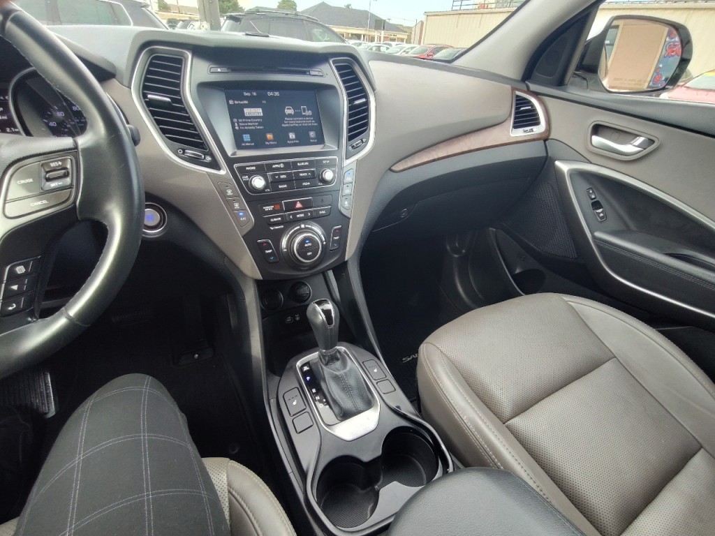 2017 Hyundai Santa Fe Image 16