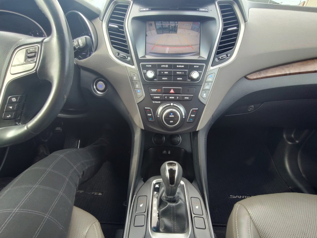 2017 Hyundai Santa Fe Image 17