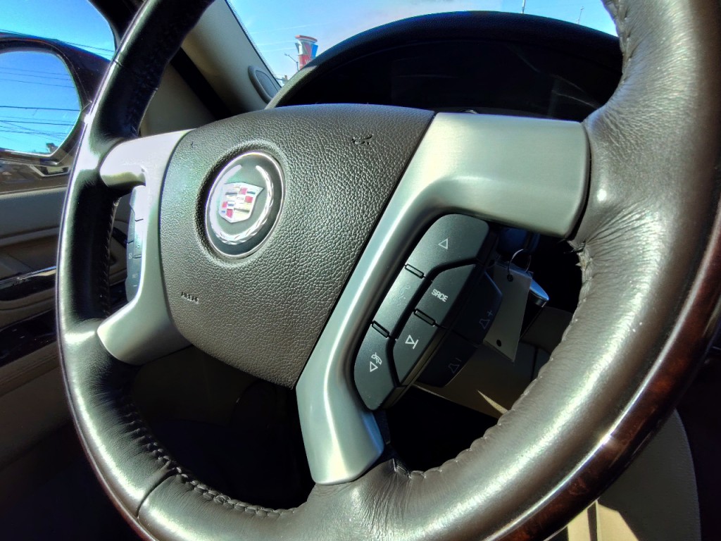 2014 Cadillac Escalade Image 17