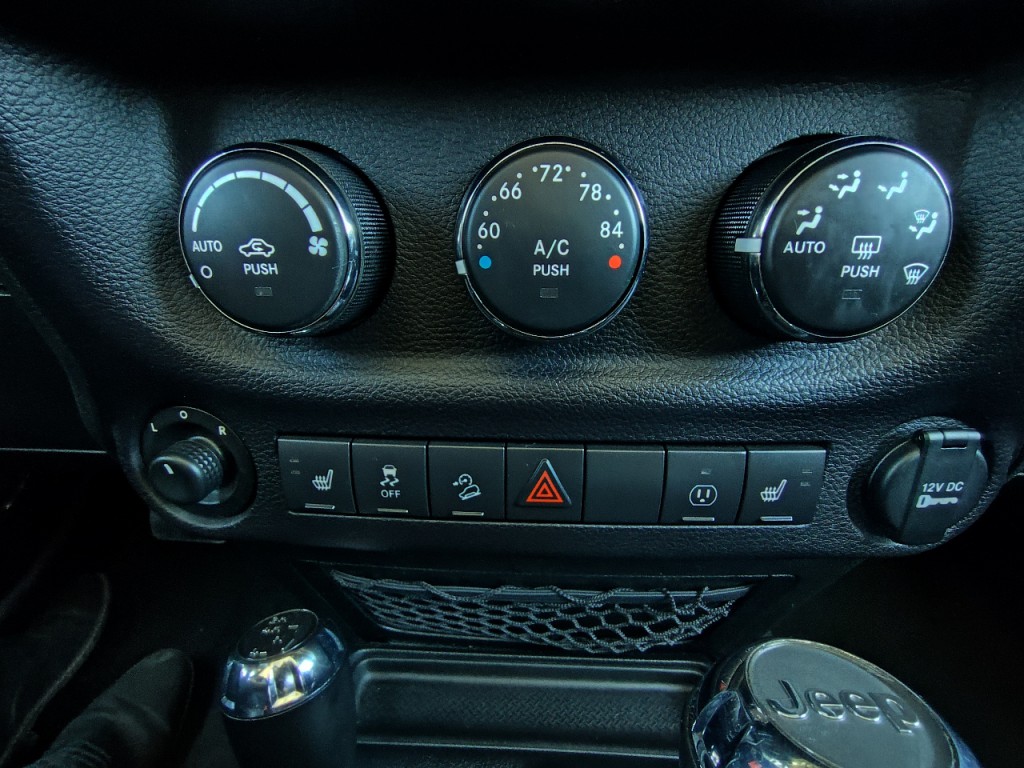 2015 Jeep Wrangler Image 24