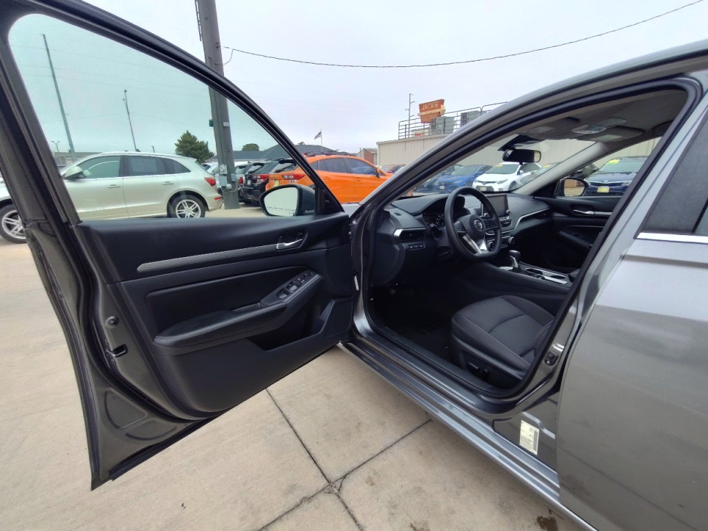 2022 Nissan Altima Image 12