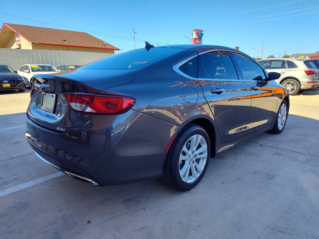 2015 Chrysler 200 Image 4