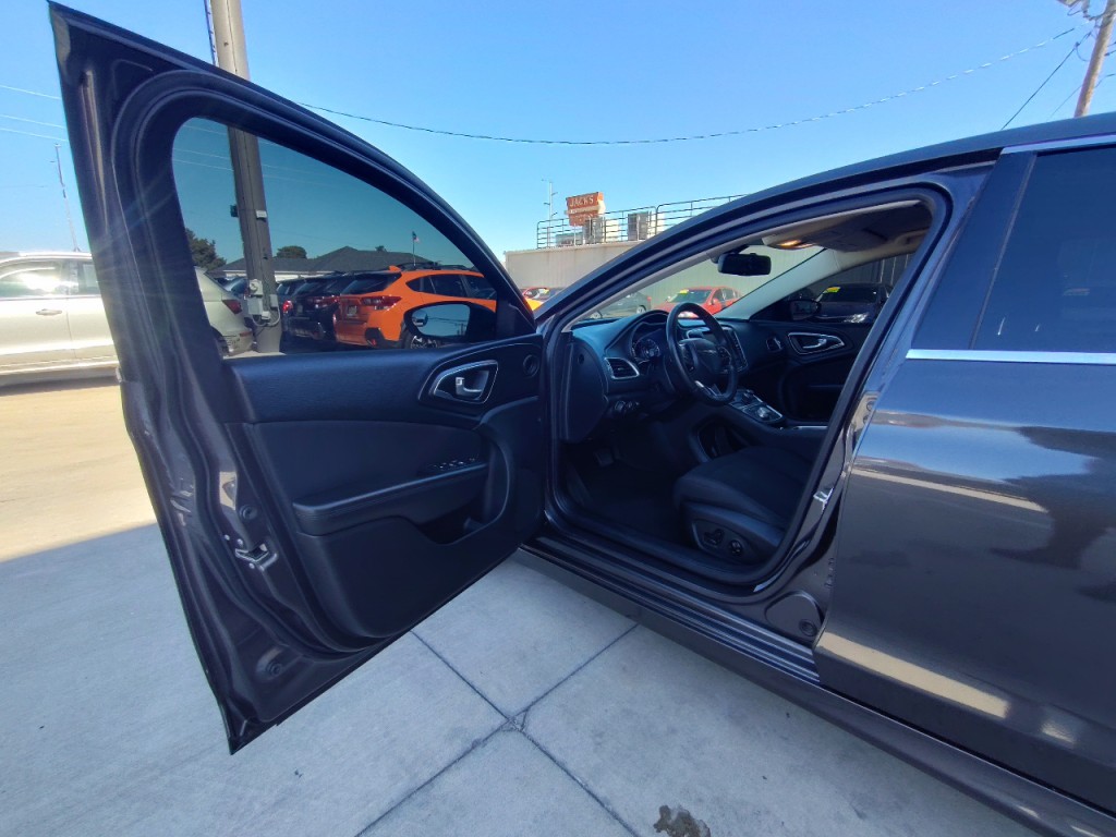 2015 Chrysler 200 Image 12