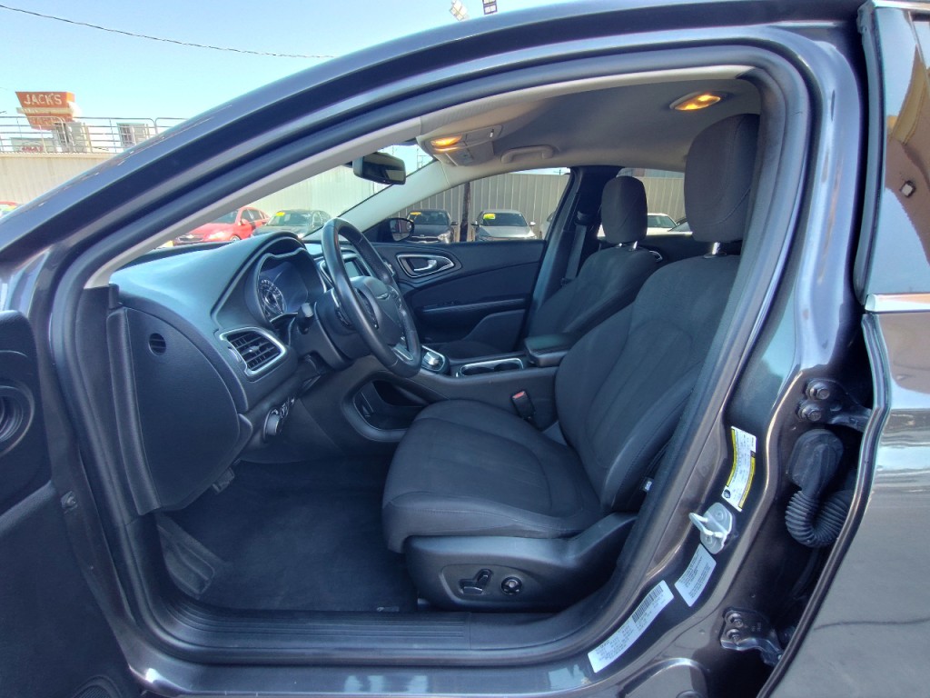 2015 Chrysler 200 Image 13