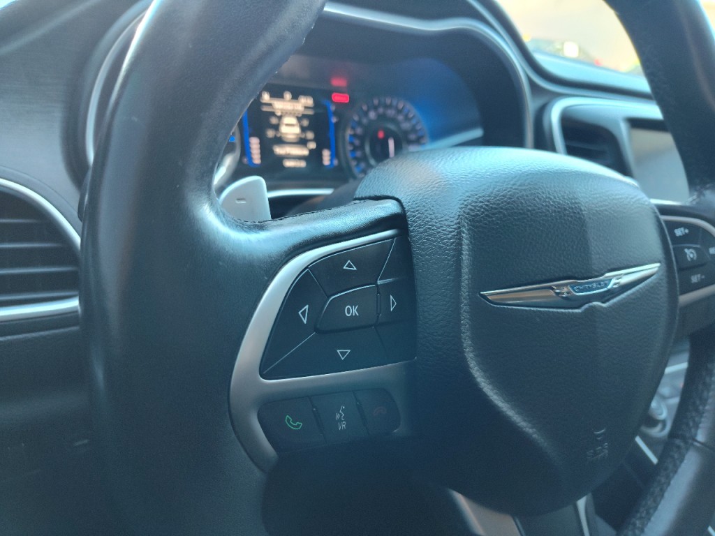 2015 Chrysler 200 Image 17