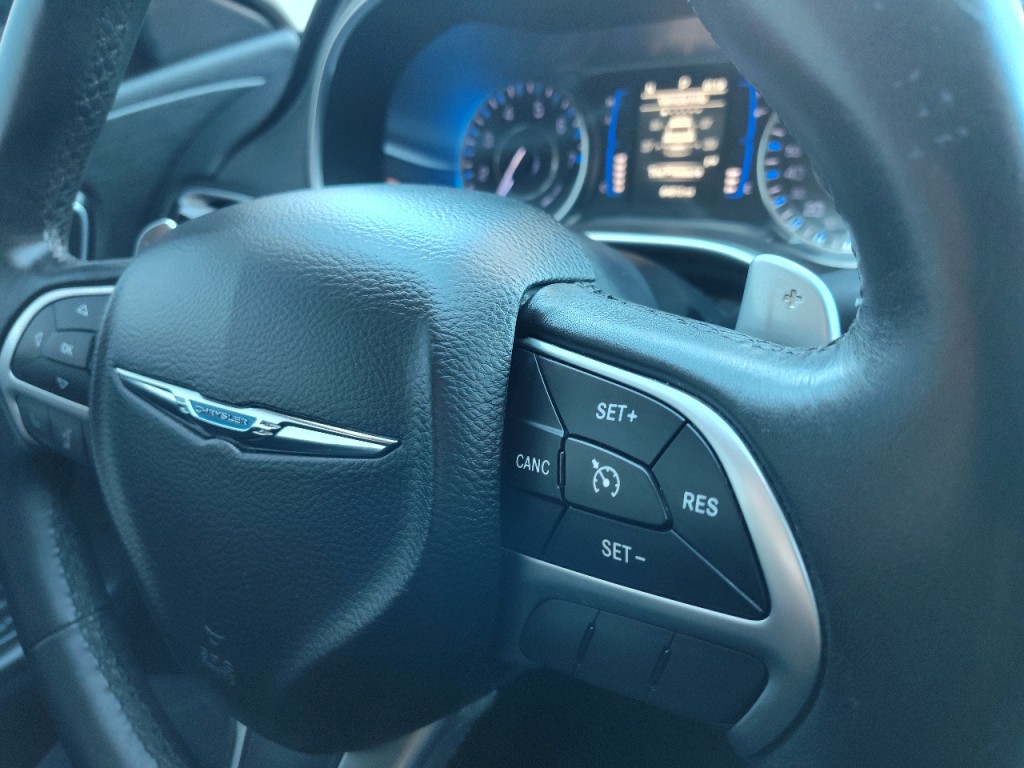 2015 Chrysler 200 Image 18