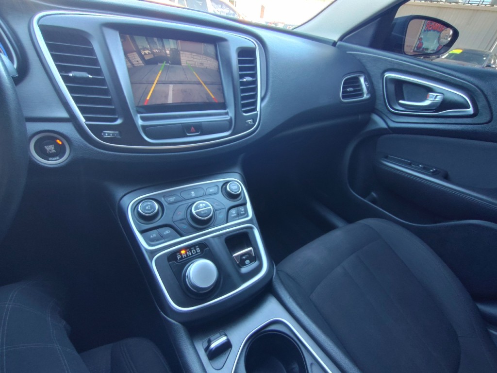 2015 Chrysler 200 Image 20