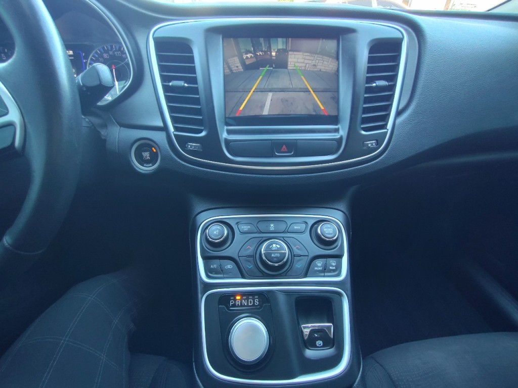 2015 Chrysler 200 Image 21