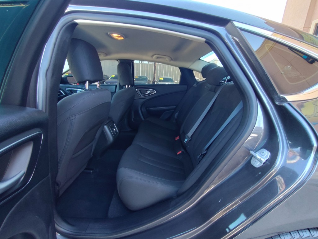 2015 Chrysler 200 Image 34