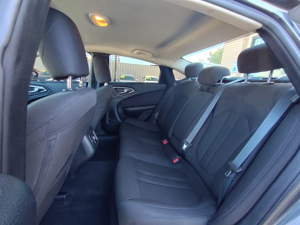 2015 Chrysler 200 Image 35