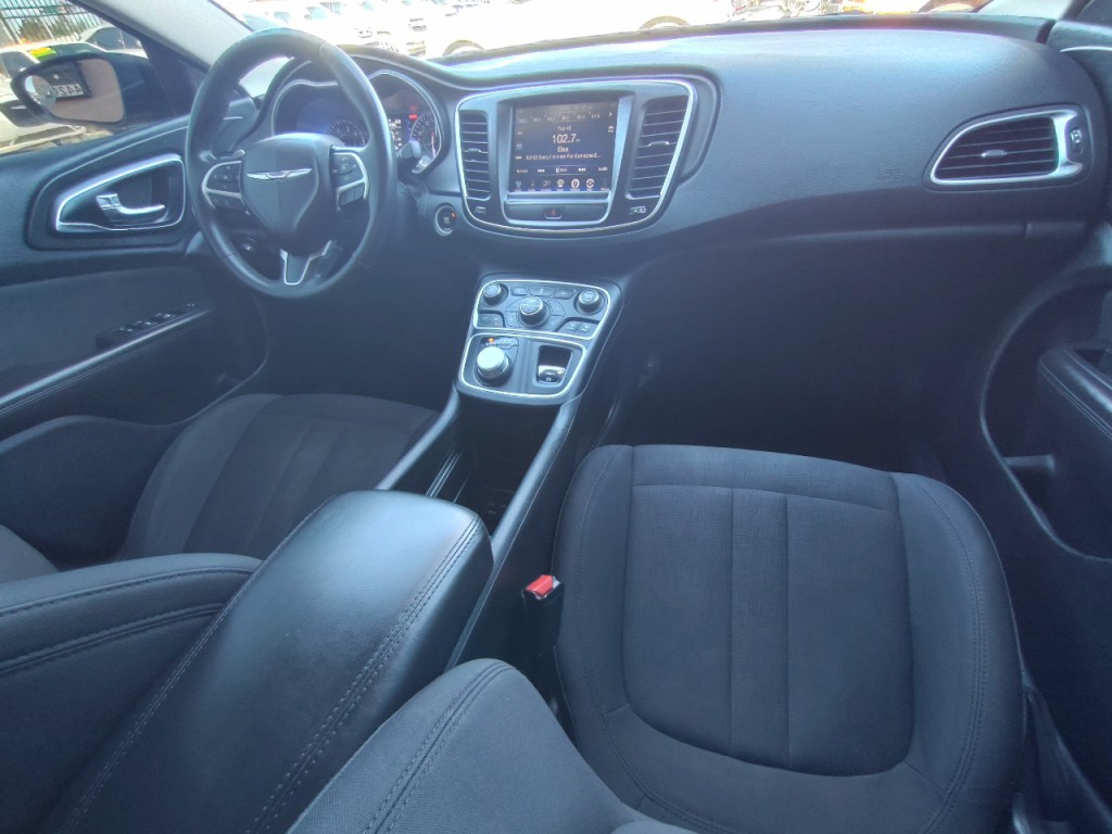 2015 Chrysler 200 Image 39