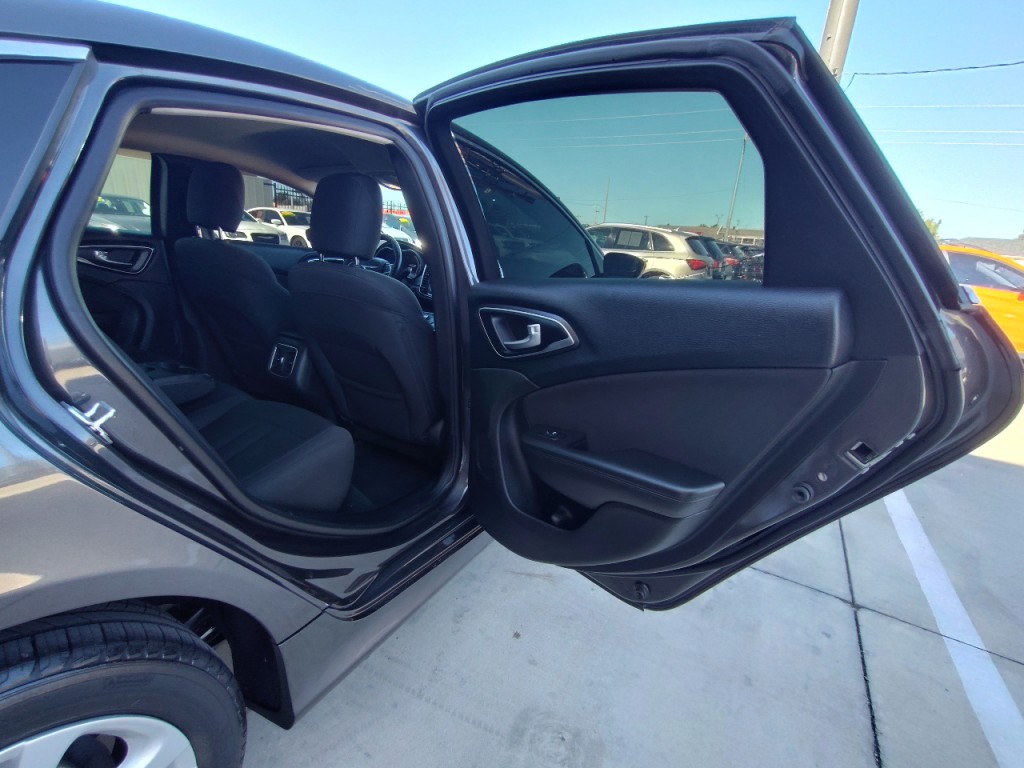 2015 Chrysler 200 Image 41