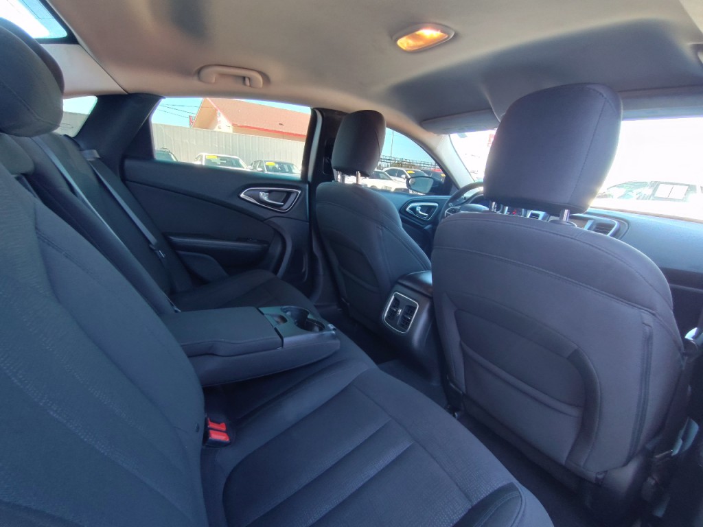 2015 Chrysler 200 Image 44