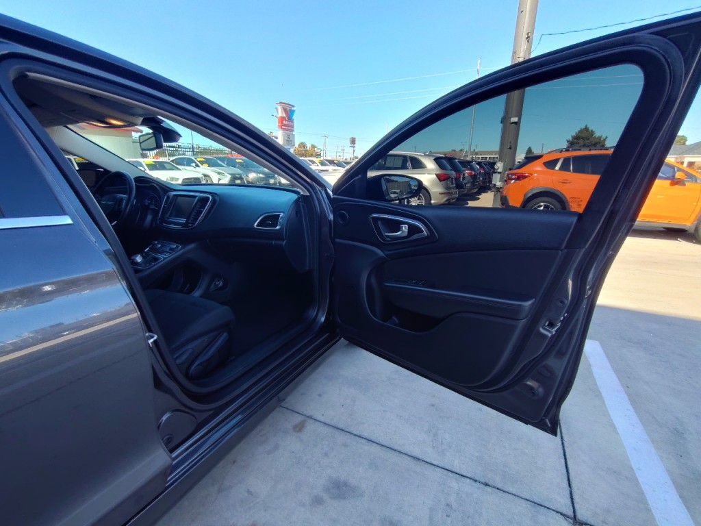 2015 Chrysler 200 Image 45