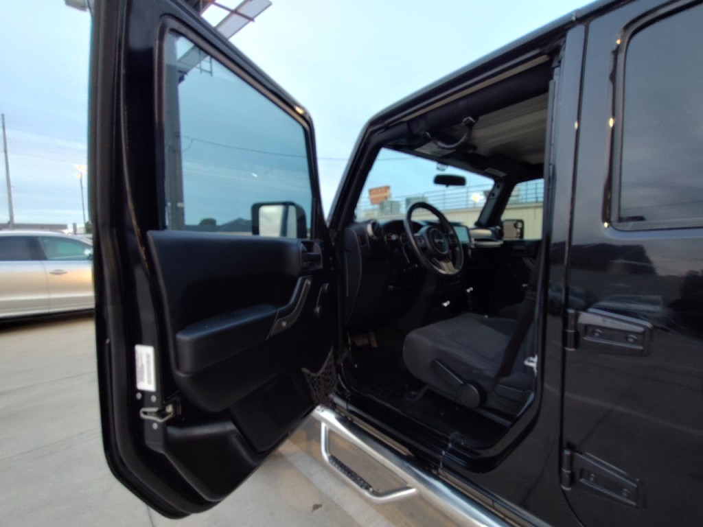 2012 Jeep Wrangler Image 14