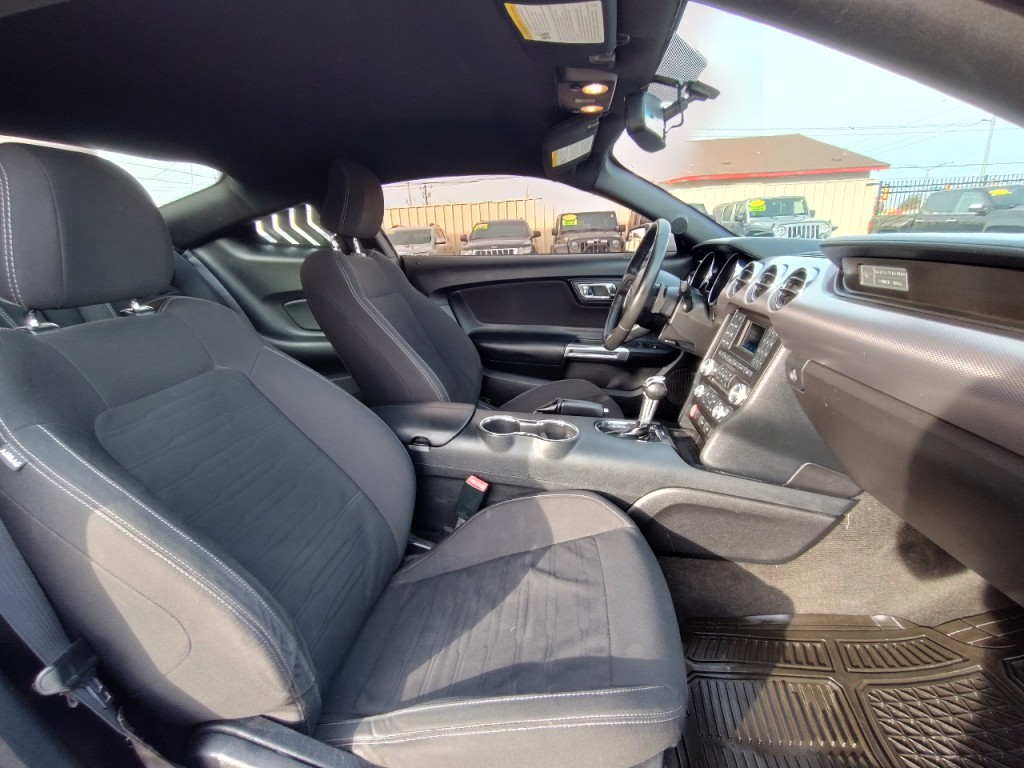 2017 Ford Mustang Image 38