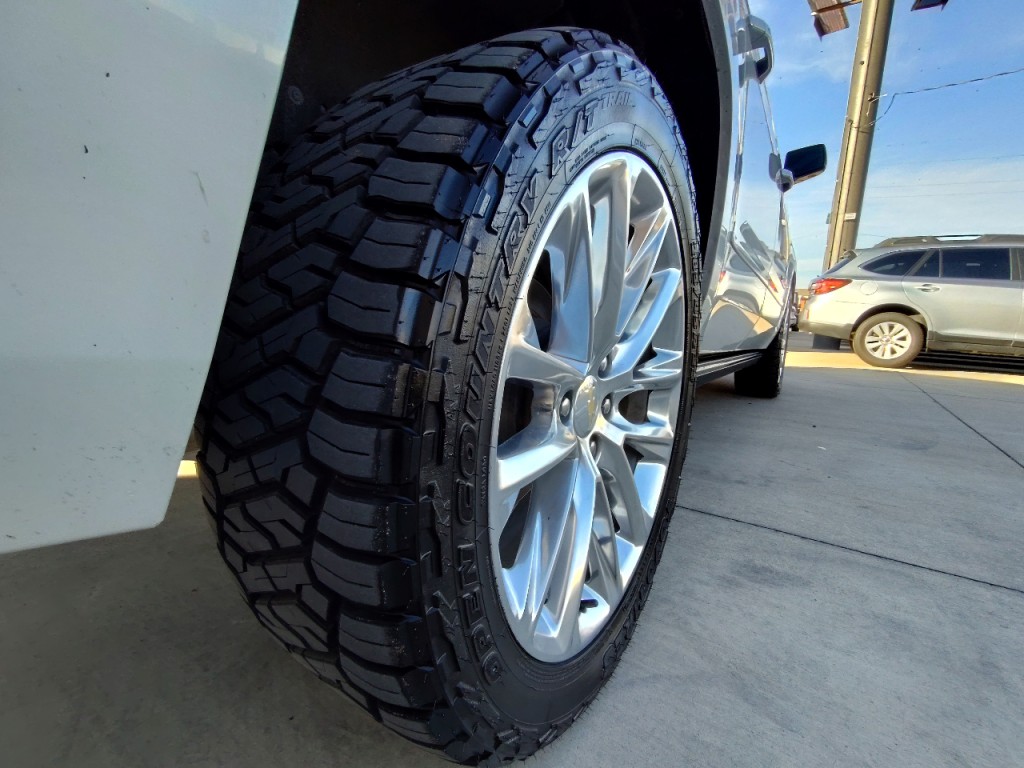 2019 Chevrolet Suburban Image 12