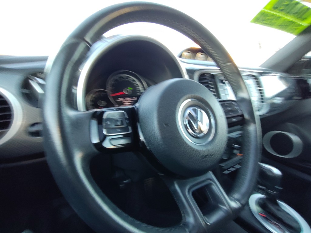 2013 Volkswagen Beetle Image 17