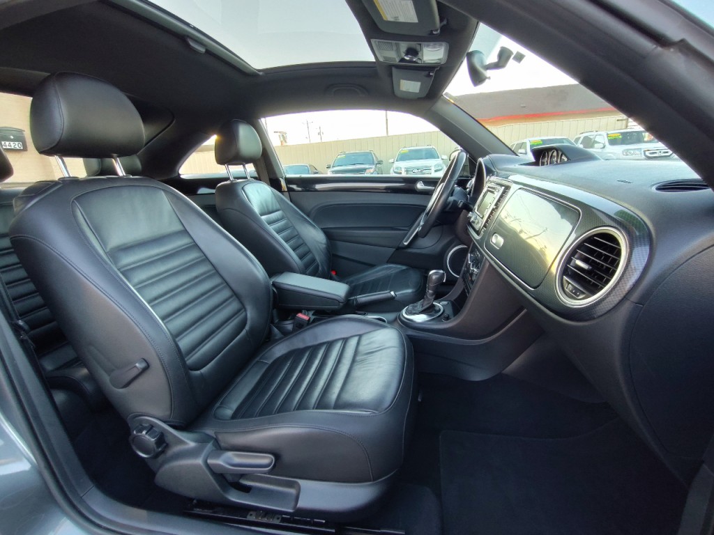 2013 Volkswagen Beetle Image 32