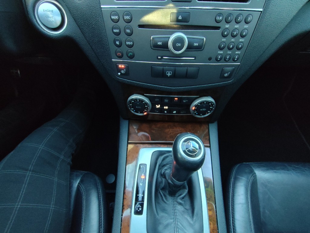 2010 Mercedes-Benz C-Class Image 21