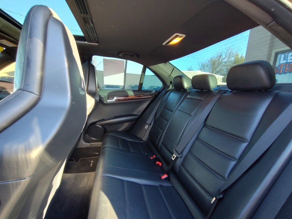 2010 Mercedes-Benz C-Class Image 32