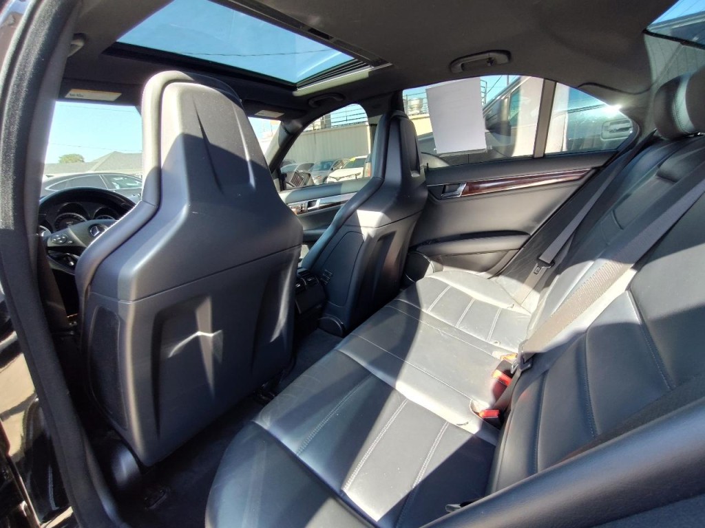 2010 Mercedes-Benz C-Class Image 32