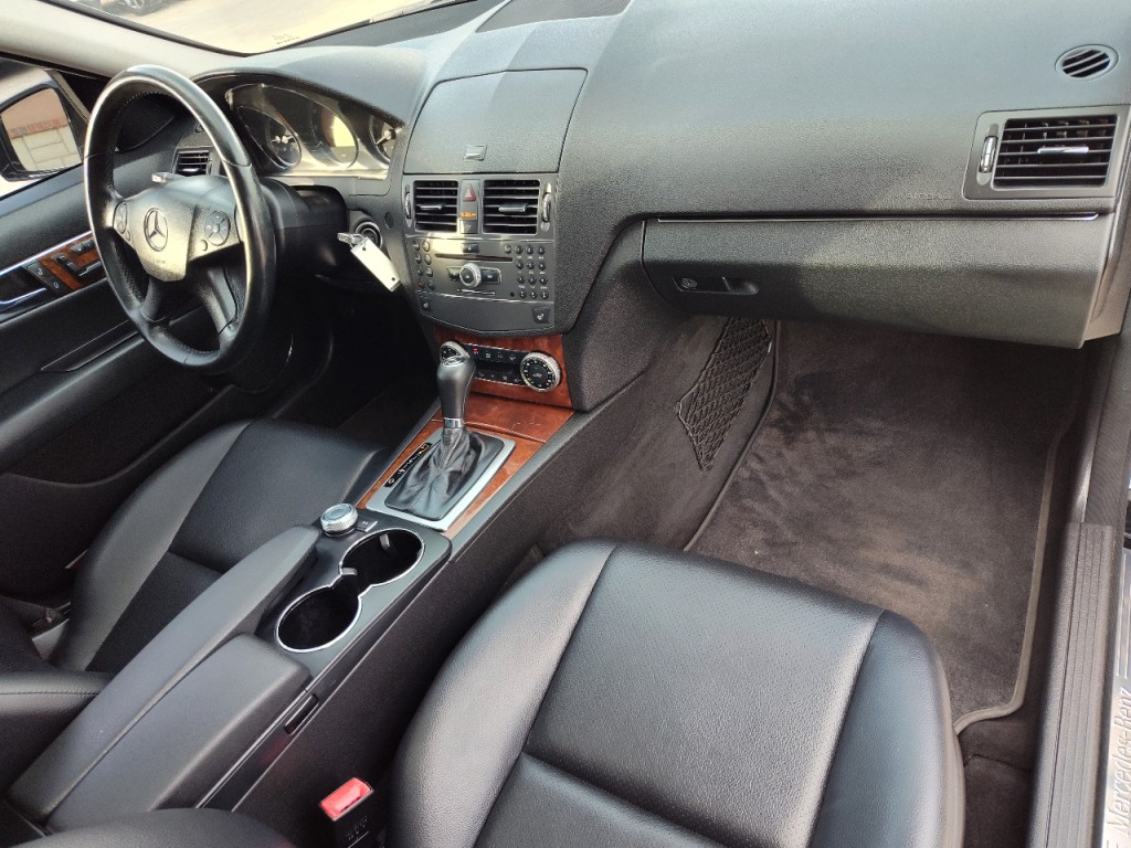 2010 Mercedes-Benz C-Class Image 39
