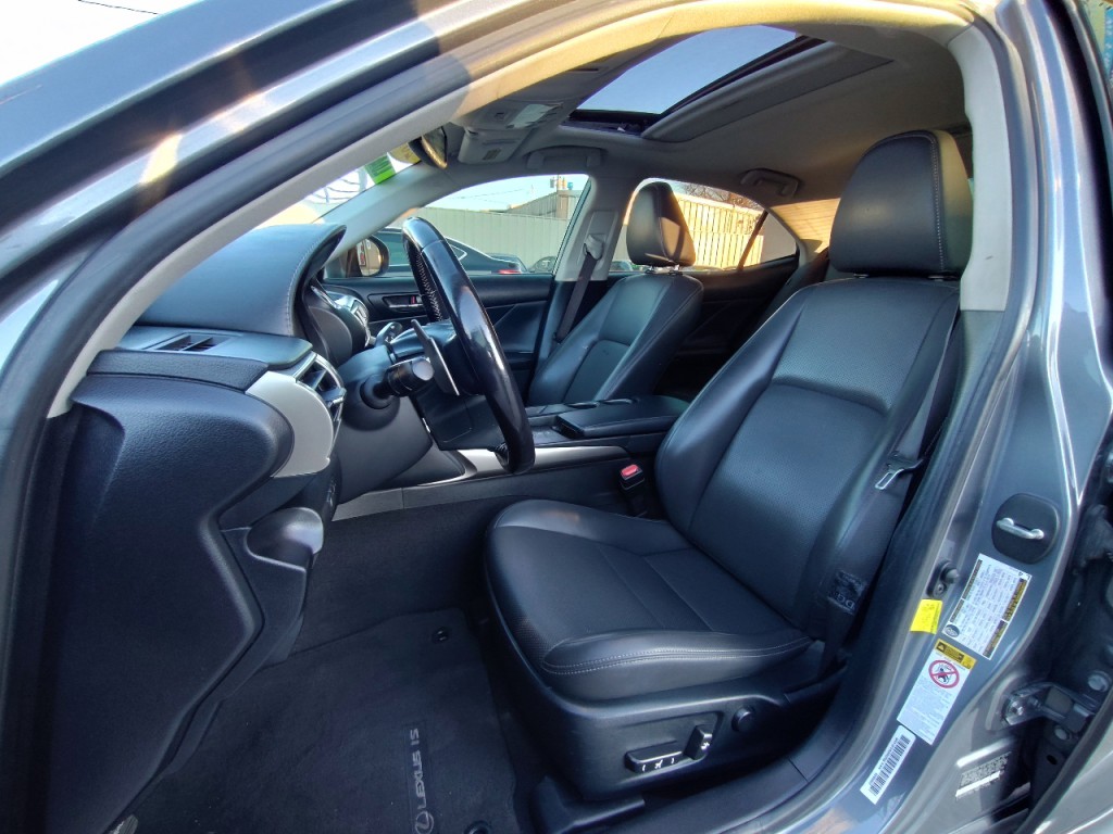 2015 Lexus IS Image 15