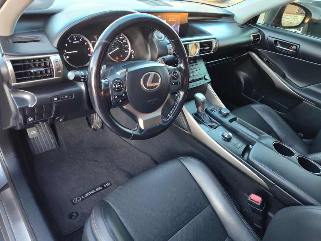 2015 Lexus IS Image 16