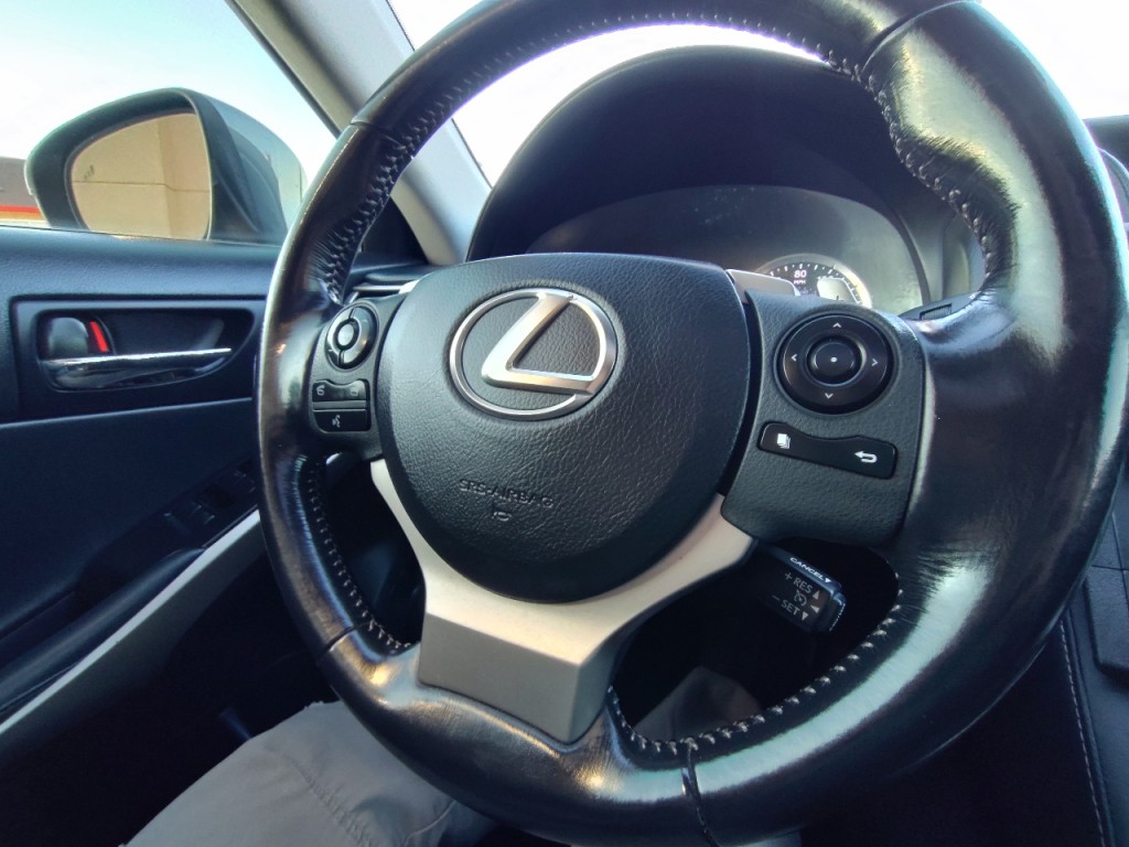 2015 Lexus IS Image 19